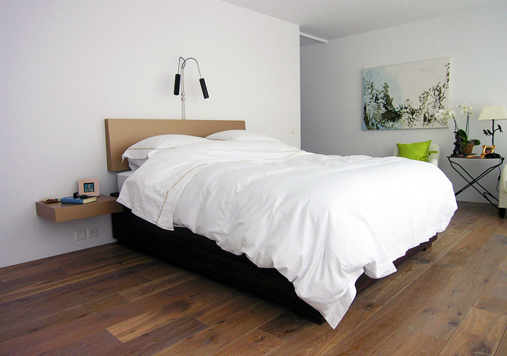 Bett mit Rückenteil und Nachttisch