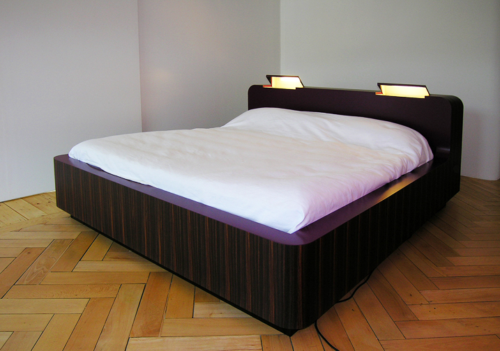 Bett mit integriertem Gestell