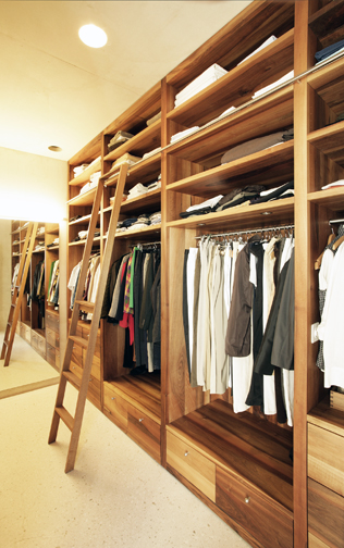 Walk-in Closet europäischer Nussbaum